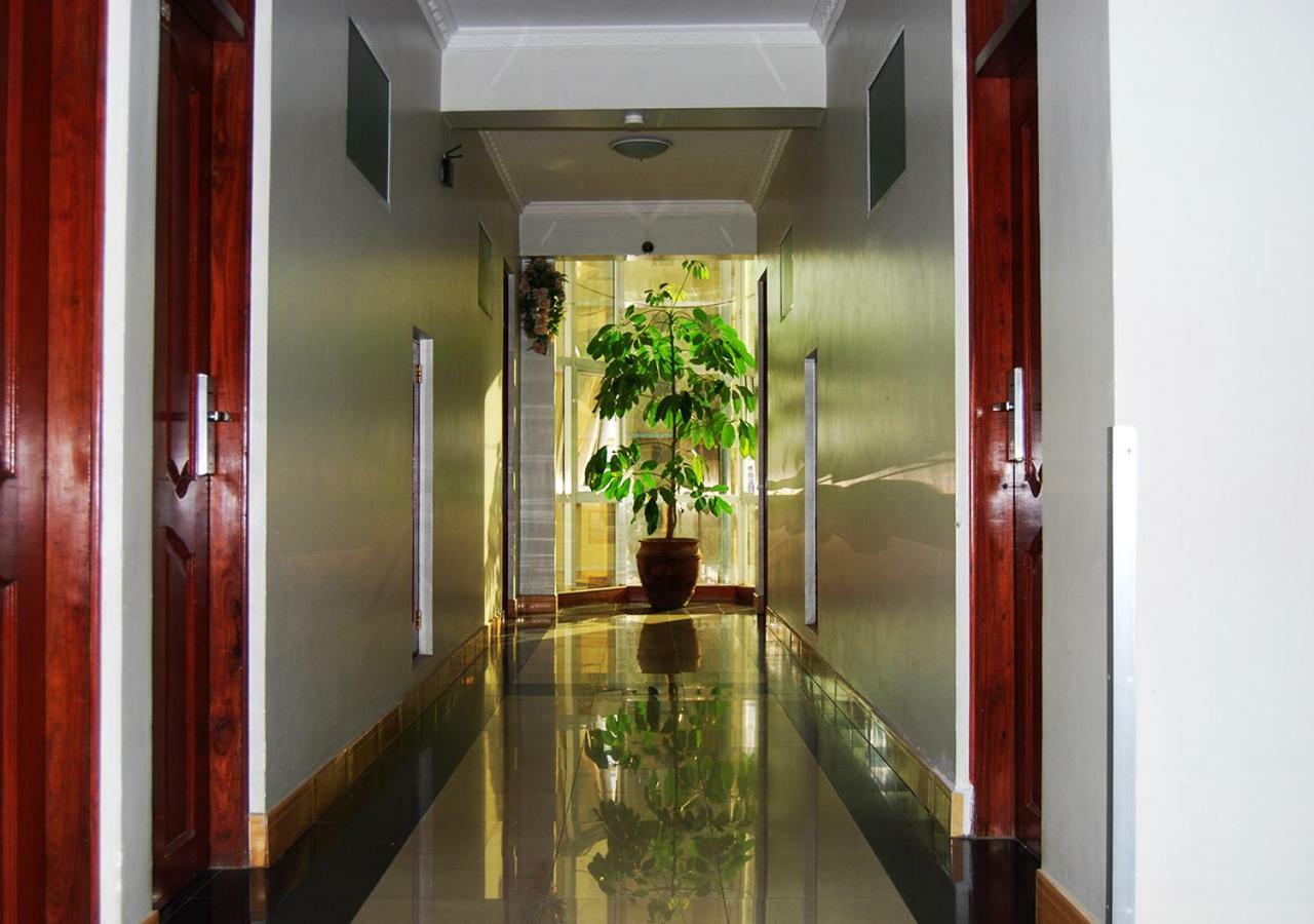 Mc-elly's Hotel